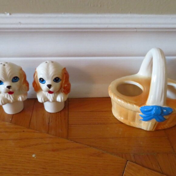 Vintage salt and pepper shaker 1950,puppy dog in a basket Japan, blue bow - Picture 3 of 10